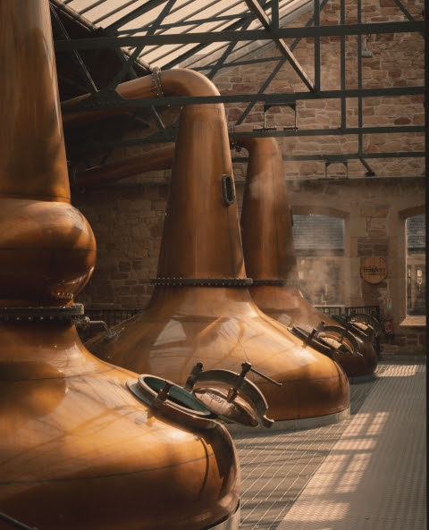 Kopparpannor på The Borders Distillery i Hawick