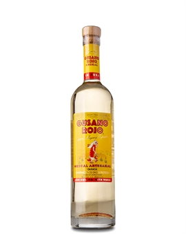 Gusano Rojo Mezcal flaska med mask i botten och röd etikett