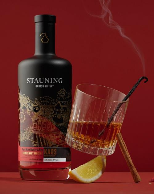Nya Stauning KAOS på trappan - en Limited Edition med Rum Cask Finish
