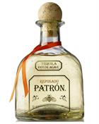Flaska Patrón Reposado Tequila med gyllenbrunt glas och svart etikett